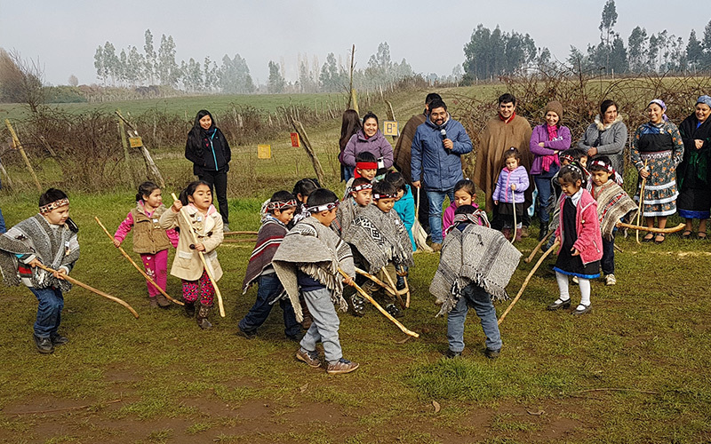 Niños y niñas participan en encuentro de juegos Mapuche