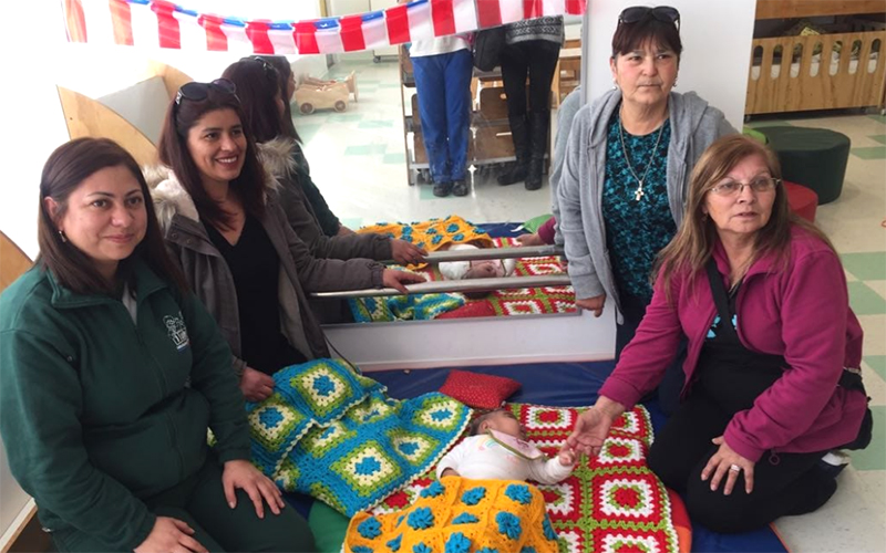 Tejedoras de Concón regalan coloridas mantas para lactantes de nuevo jardín infantil