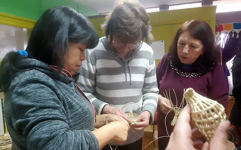 Familias del jardín “Carrusel” de Valdivia aprenden tejido ancestral de boqui pil pil