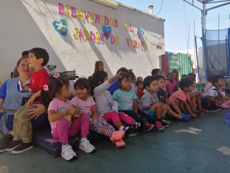 Verano en el jardín infantil: niñas y niños aprenden a través del juego durante las vacaciones