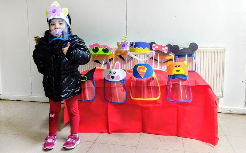 Equipo del Jardín “Peter Pan” de Punta Arenas elabora escudos faciales para los niños