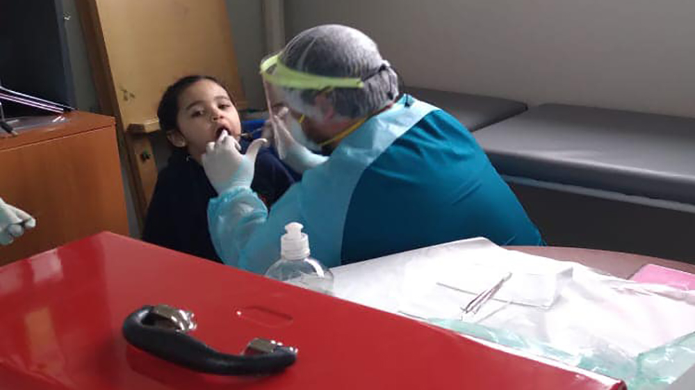 Decenas de familias participan en diálogo sobre cuidado de los dientes de leche