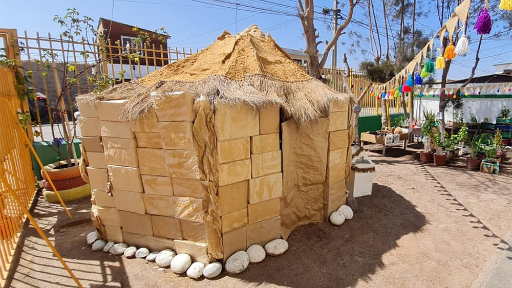 En Jardín “Avioncito” construyen casa aymara de 2 metros con material reciclado