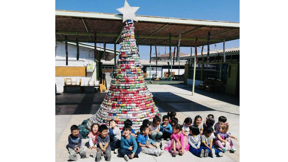 En Jardín Infantil “Capullito” arman árbol de Navidad con latas de bebidas
