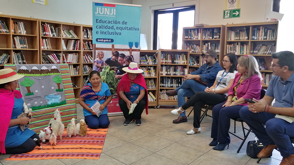 Junji compartió estrategias lectoras en biblioteca pública