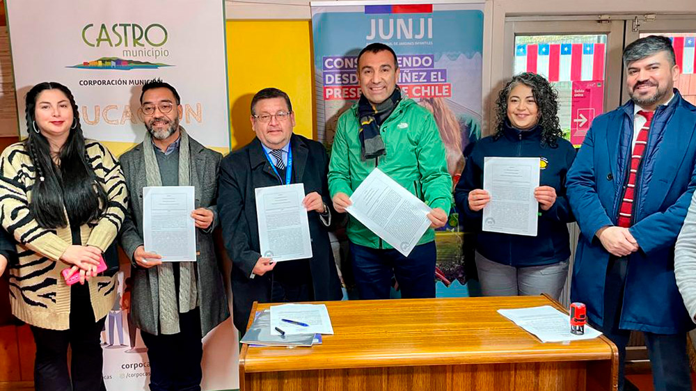 Junji y Municipalidad de Castro firman convenio que permitirá mejoramiento de Jardín Infantil “Lautaro”
