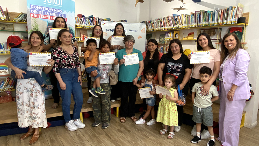 Junji Metropolitana premia a familias y funcionarias de jardines infantiles ganadoras de concurso de “Relatos en Mi Barrio”